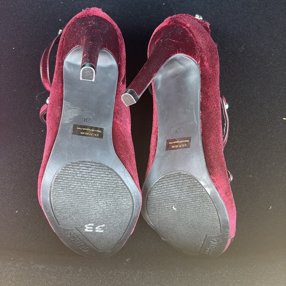 Guess Heels - Picture 3 of 3